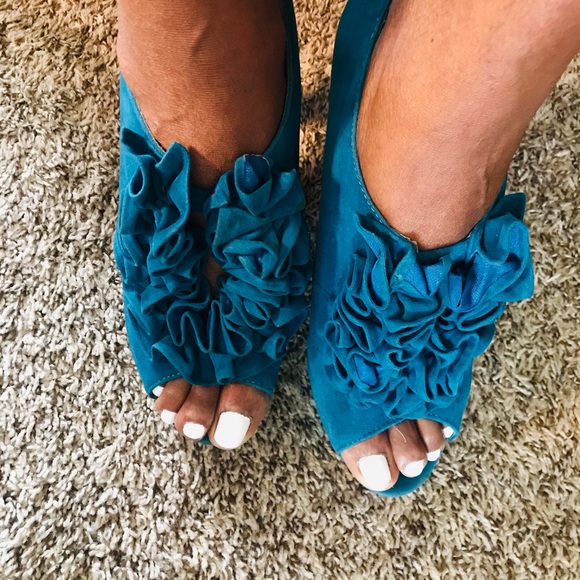 Teal blue ruffle top ladies size 11 heels, $25 - Picture 4 of 10